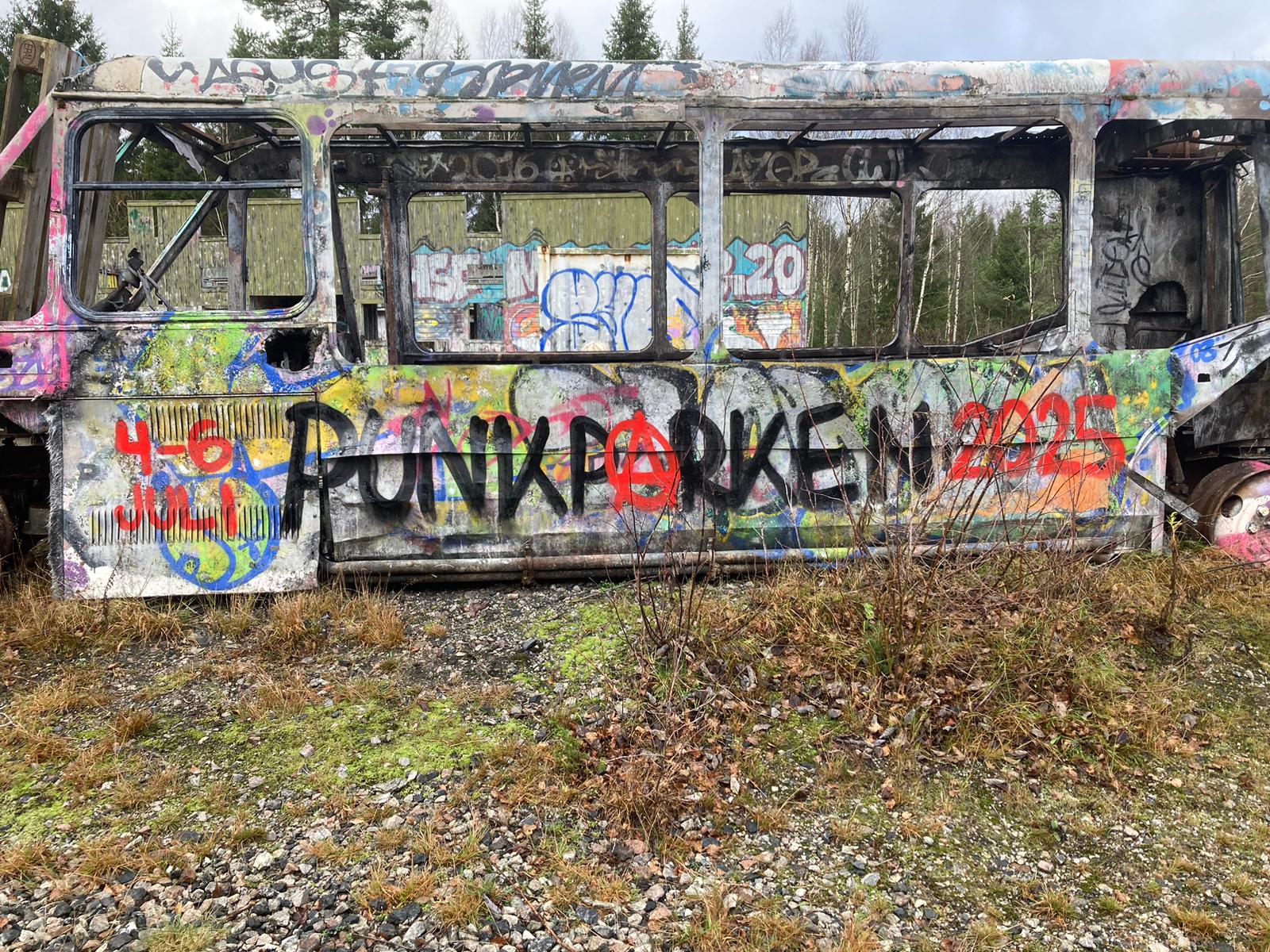 Buss med Punkparken 4-5 Juli 2025 målat på sig